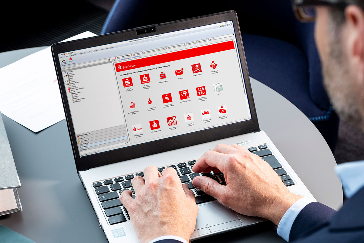 Bild eines Laptops mit dem Service-Center in SFirm